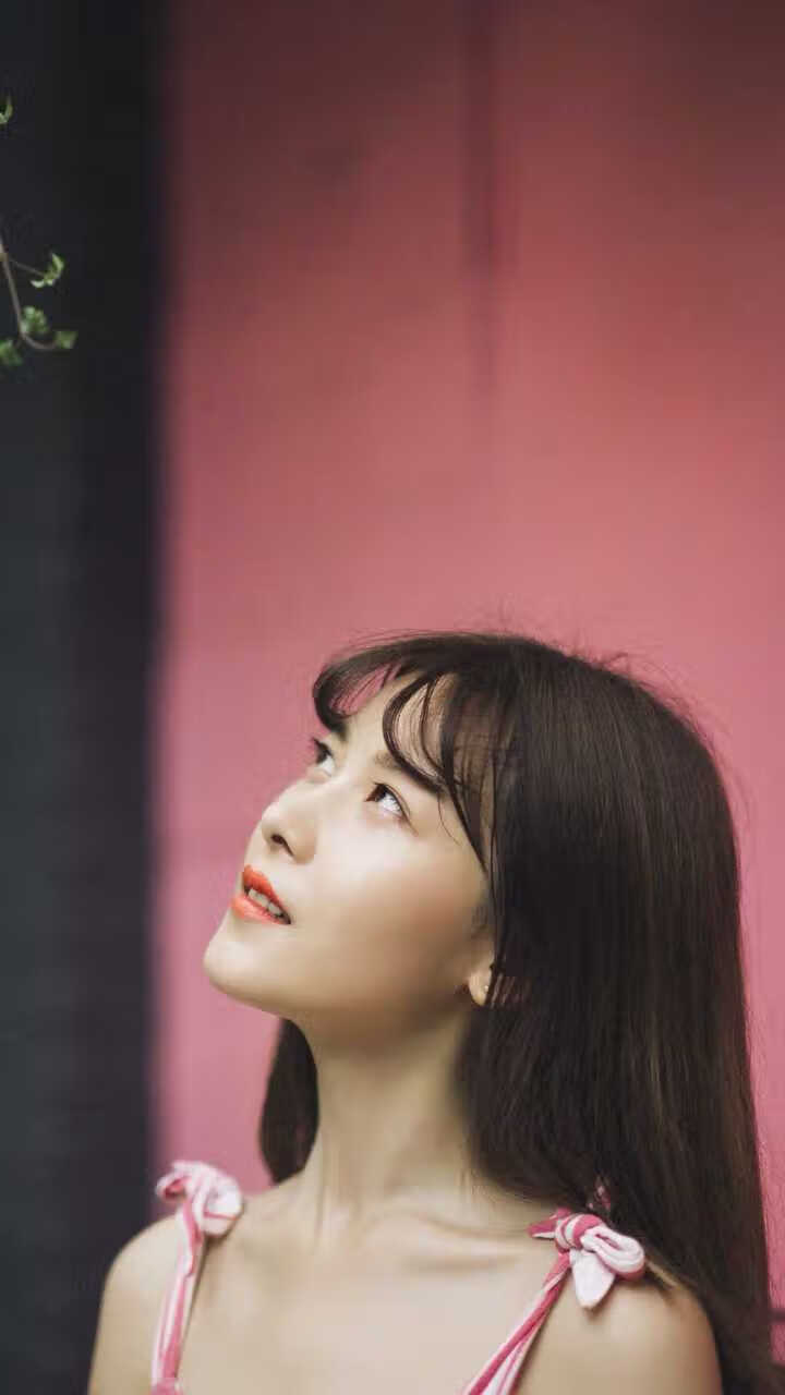 “泥泞冲刺：雨后赛道上的疯狂追逐”，雨后泥泞的路