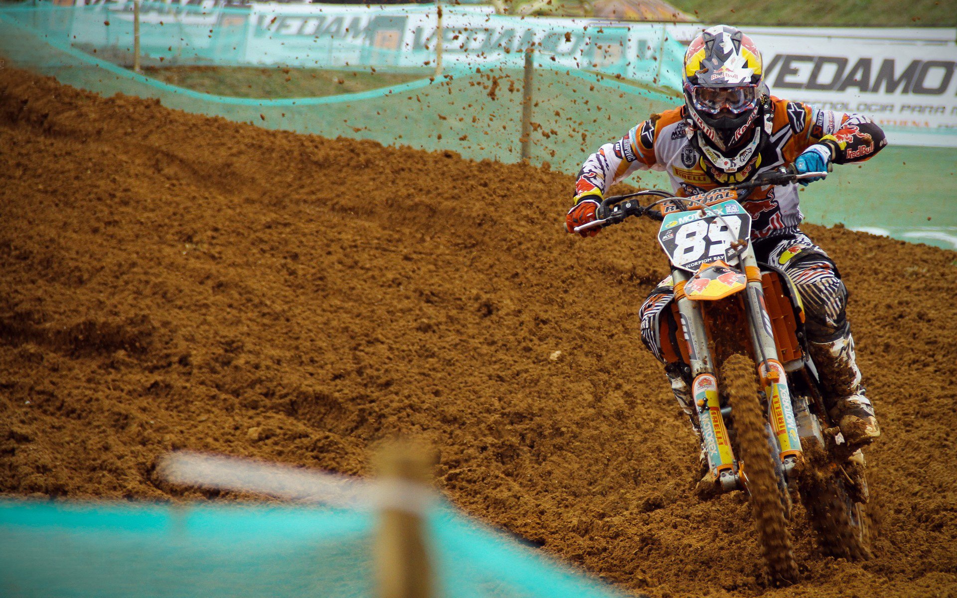 中国足球比赛火爆热播,球员表现逐渐成熟,看看中国足球队