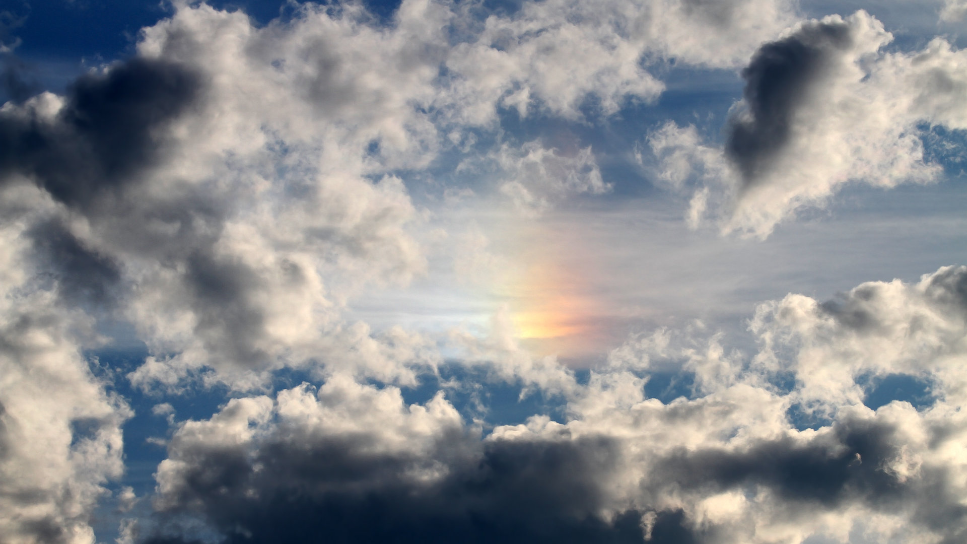 爱游戏体育官方网站-顶尖球队对阵发疯，比赛现场悬念不断，顶尖足球队