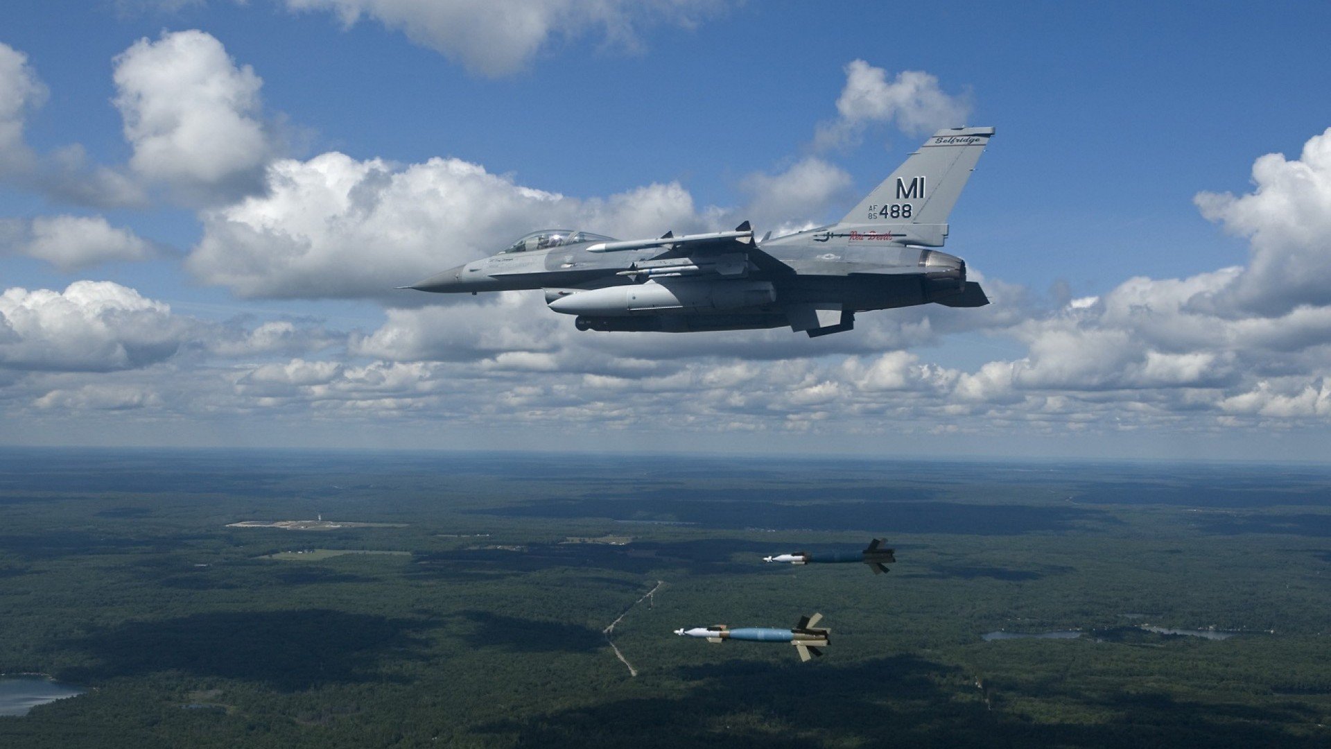 “诺克·达维德·彼得森的赛场表现引起橄榄球圈广泛关注”